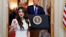 Κρίστι Νόεμ, η αδυσώπητη «ICE Barbie» του Ντόναλντ Τραμπ