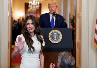 Κρίστι Νόεμ, η αδυσώπητη «ICE Barbie» του Ντόναλντ Τραμπ