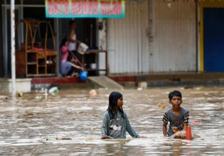 Φονικές πλημμύρες στην Ινδονησία – 14 νεκροί , 4 αγνοούμενοι