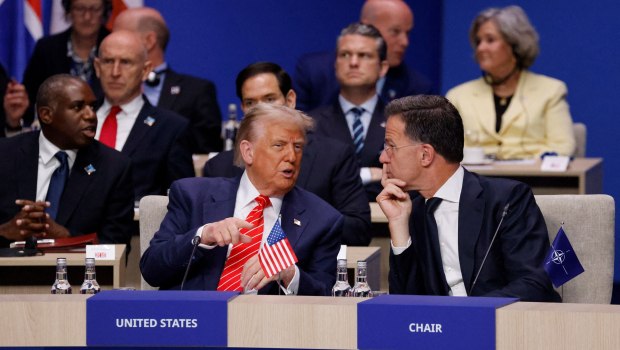 Ο γ.γ. του ΝΑΤΟ, Μαρκ Ρούτε, και ο Ντόναλντ Τραμπ