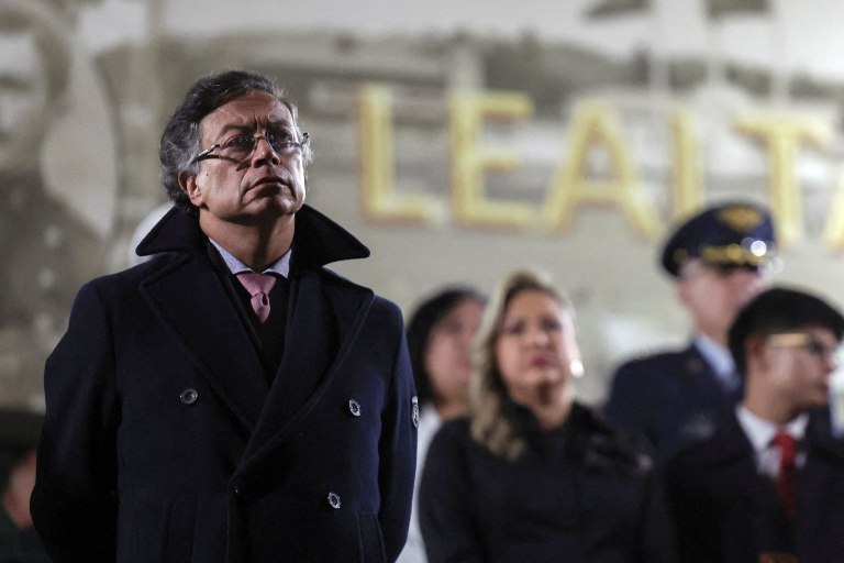 «Ορκίστηκα να μην ξαναπιάσω όπλο, αλλά αν χρειαστεί θα το κάνω», απαντά ο Κολομβιανός πρόεδρος στις απειλές του Τραμπ