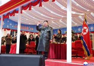 O Κιμ Γιονγκ Ουν εξήρε τους στρατιώτες της Βόρειας Κορέας που πολεμούν στο πλευρό της Ρωσίας