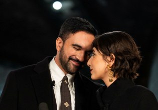 Τι μας λέει το κοστούμι του Ζοχράν Μαμντάνι για τον ίδιο και τον τρόπο με τον οποίο αλλάζει η κοινωνία