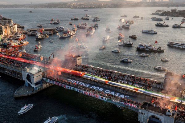 Κωνσταντινούπολη: «Δεν θα σιωπήσουμε, δεν θα ξεχάσουμε» – Μαζική διαδήλωση για τη Γάζα