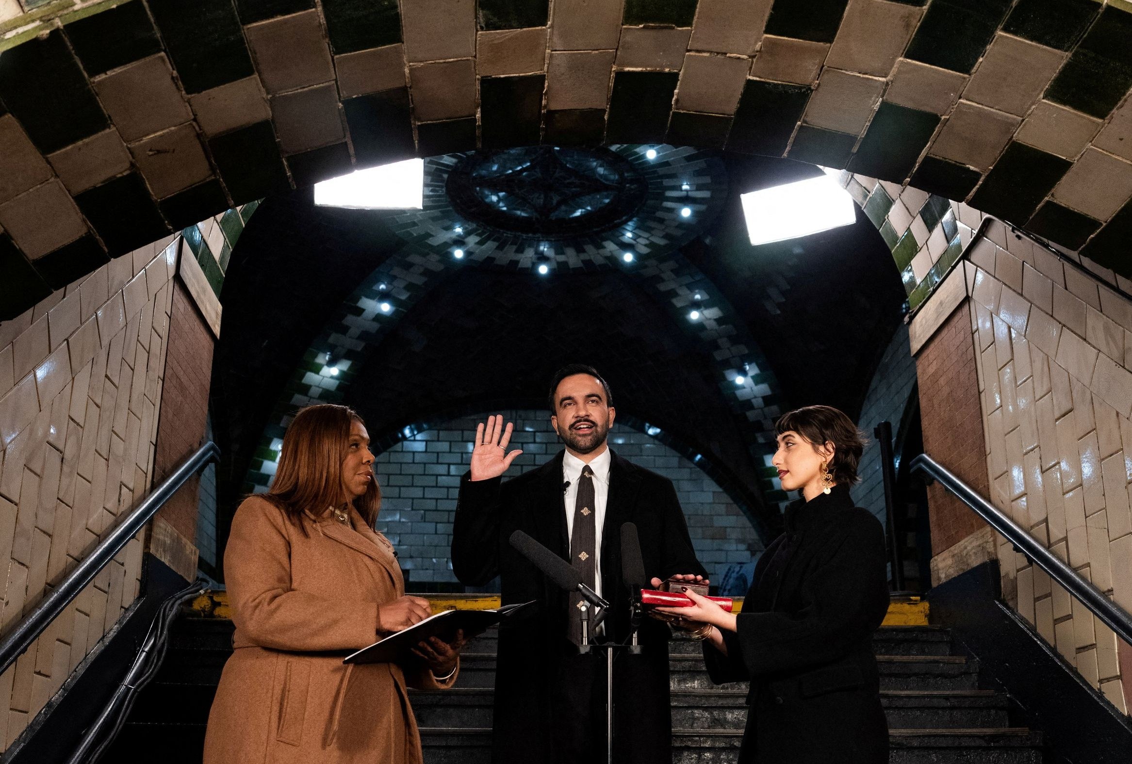 Νέα Υόρκη: Ορκίστηκε δήμαρχος ο Ζοχράν Μαμντάνι – Οι συμβολισμοί της τελετής και τα πρώτα μηνύματα