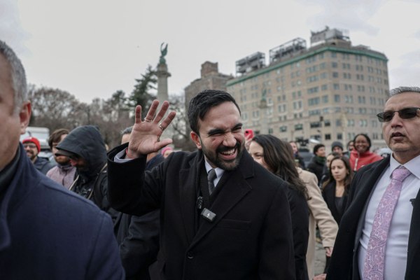 Ο νέος δήμαρχος της Νέας Υόρκης Μαμντάνι κατήργησε εκτελεστικά διατάγματα του προκατόχου του