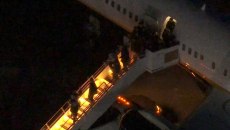 Η στιγμή που ο Μαδούρο κατεβαίνει σιδηροδέσμιος στο αεροδρόμιο της Νέας Υόρκης