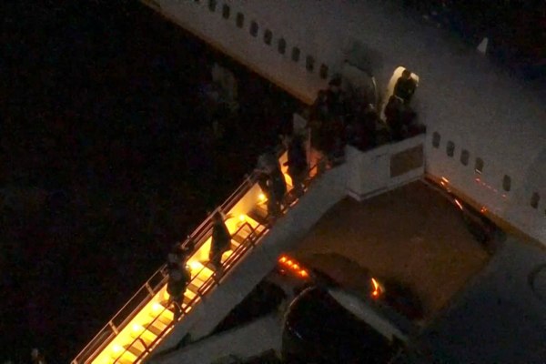 Η στιγμή που ο Μαδούρο κατεβαίνει σιδηροδέσμιος στο αεροδρόμιο της Νέας Υόρκης