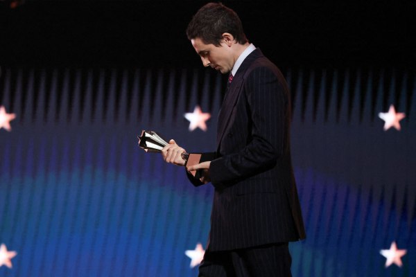 Το Marty Supreme «χάρισε» στον Τιμοτέ Σαλαμέ το πρώτο του μεγάλο βραβείο – Η αφιέρωση και το φιλί στην Κάιλι Τζένερ