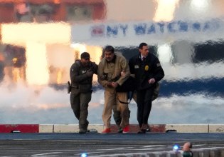 Με ελικόπτερο, πάνοπλους αστυνομικούς και φορώντας καφέ φόρμα μεταφέρθηκε στο δικαστήριο ο Μαδούρο