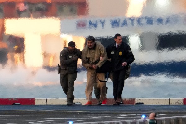 Με ελικόπτερο, πάνοπλους αστυνομικούς και φορώντας καφέ φόρμα μεταφέρθηκε στο δικαστήριο ο Μαδούρο