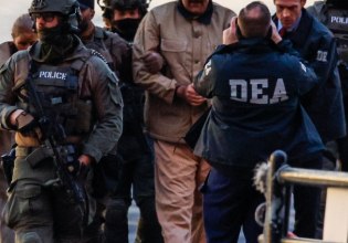 Με ελικόπτερο, πάνοπλους αστυνομικούς και φορώντας καφέ φόρμα μεταφέρεται ο Μαδούρο