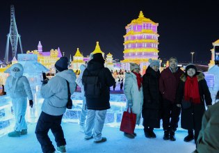 Μια ετήσια ωδή στον πάγο σκαλίζεται στην παγωμένη βόρεια Κίνα – Εντυπωσιακά γλυπτά μαγεύουν τους επισκέπτες