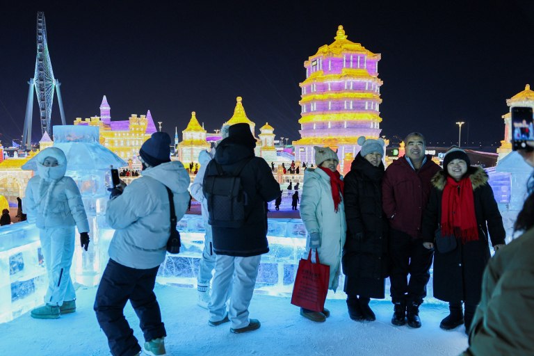 Μια ετήσια ωδή στον πάγο σκαλίζεται στην παγωμένη βόρεια Κίνα – Εντυπωσιακά γλυπτά μαγεύουν τους επισκέπτες