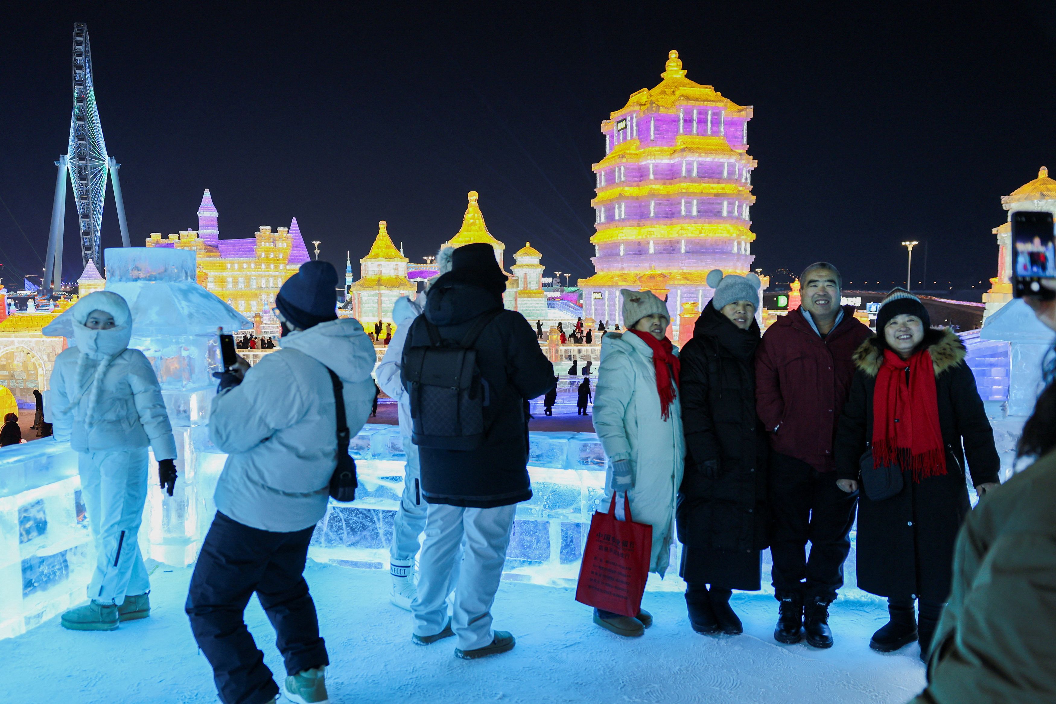 Μια ετήσια ωδή στον πάγο σκαλίζεται στην παγωμένη βόρεια Κίνα – Εντυπωσιακά γλυπτά μαγεύουν τους επισκέπτες