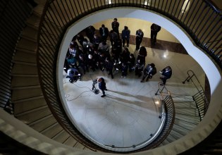 Βενεζουέλα: Τρικυμία στους Ρεπουμπλικανούς – Ο πρόεδρος της Βουλής, Μάικ Τζόνσον, ζητά «σύντομα» εκλογές