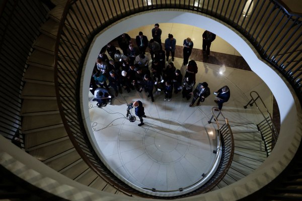 Βενεζουέλα: Τρικυμία στους Ρεπουμπλικανούς – Ο πρόεδρος της Βουλής, Μάικ Τζόνσον, ζητά «σύντομα» εκλογές