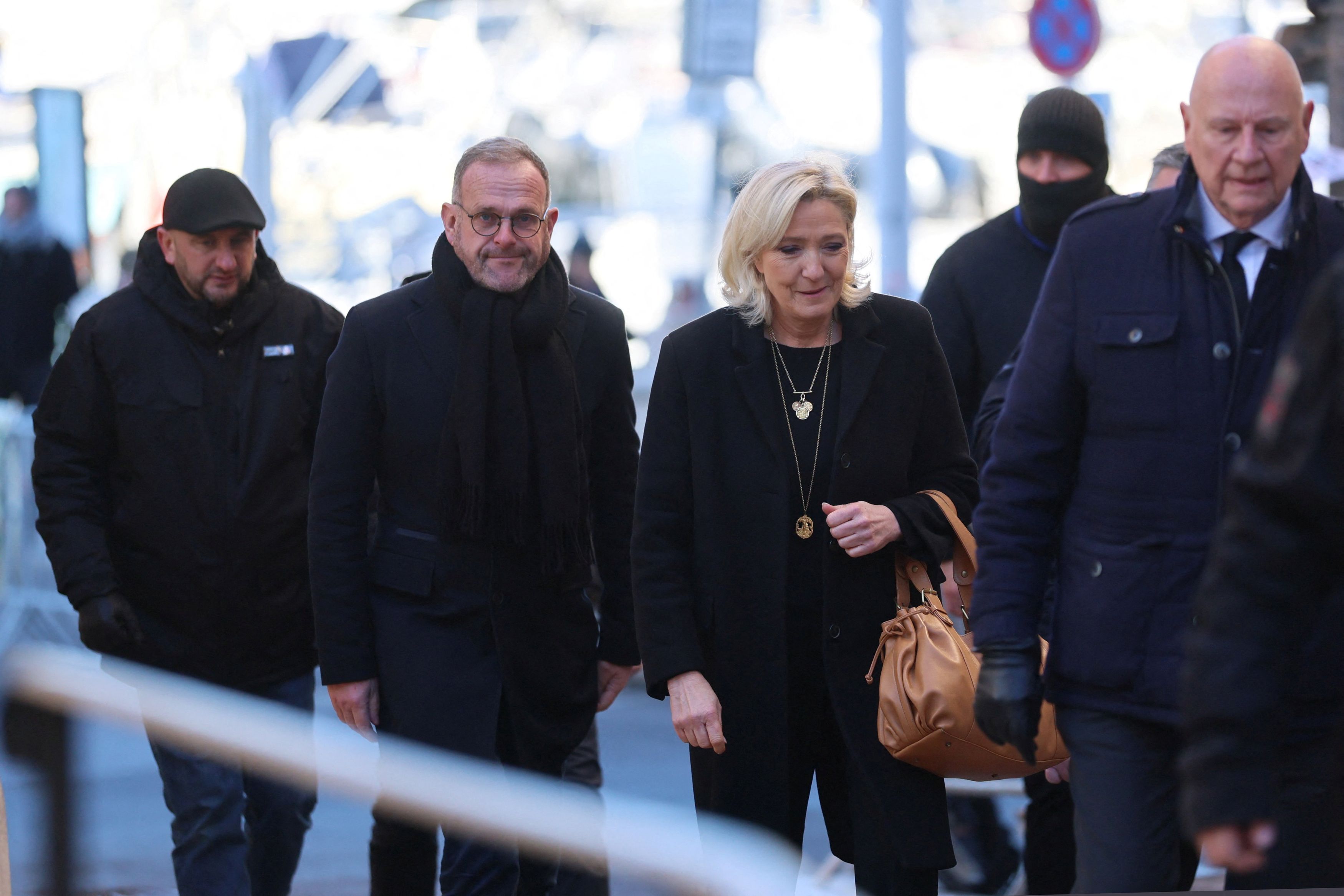 Η Λεπέν στην κηδεία της Μπαρντό / REUTERS/Manon Cruz