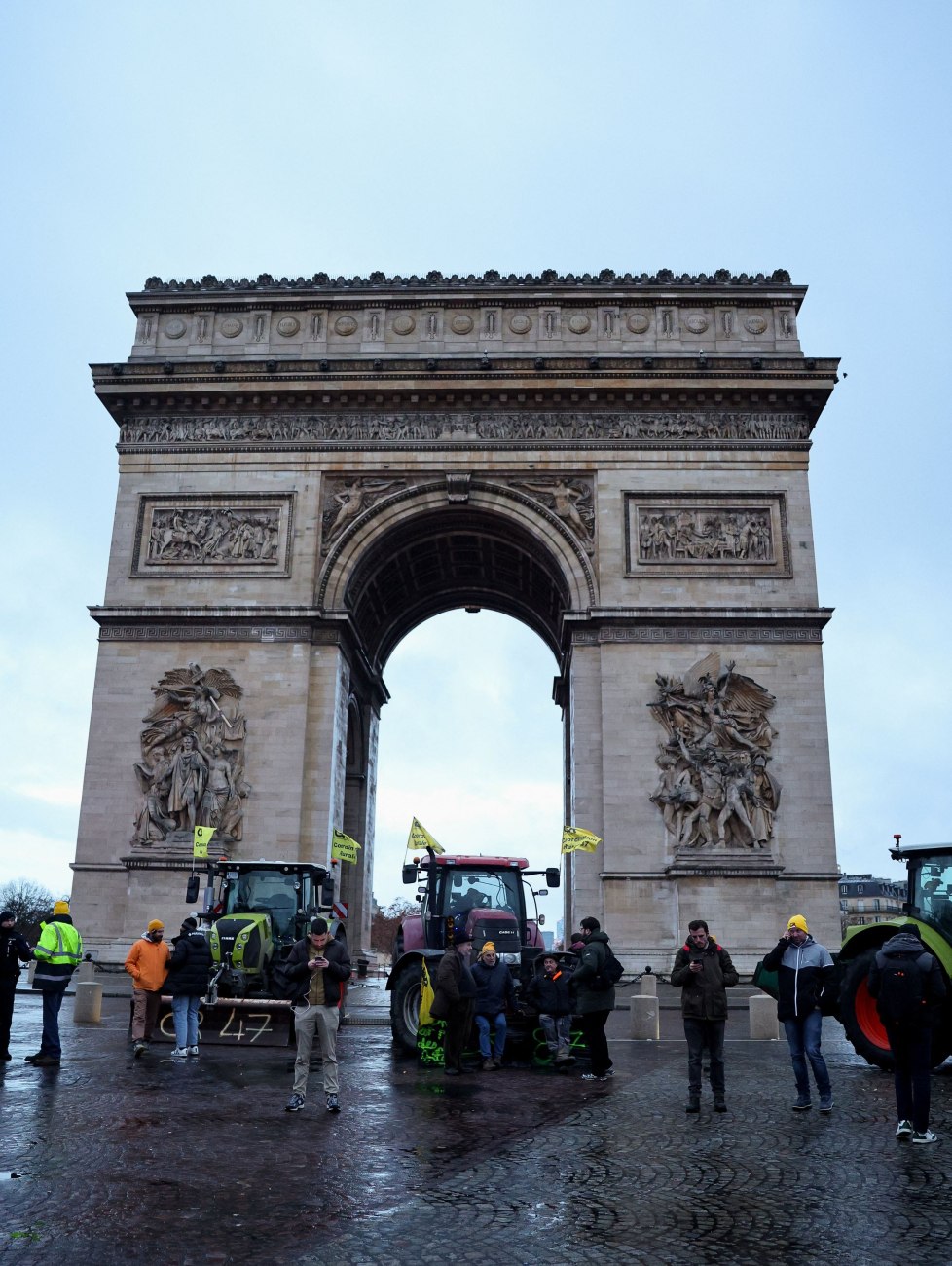 Αγροτικά τρακτέρ στην Αψίδα του Θριάμβου