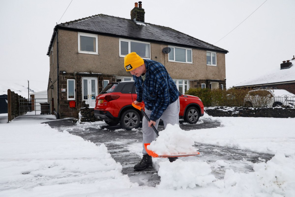 Κακοκαιρία Γκορέτι: Εκατοντάδες χιλιάδες χωρίς ρεύμα σε Βρετανία και Γαλλία