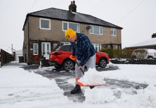 Κακοκαιρία Γκορέτι: Εκατοντάδες χιλιάδες χωρίς ρεύμα σε Βρετανία και Γαλλία
