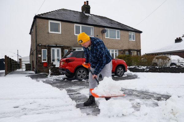 Κακοκαιρία Γκορέτι: Εκατοντάδες χιλιάδες χωρίς ρεύμα σε Βρετανία και Γαλλία