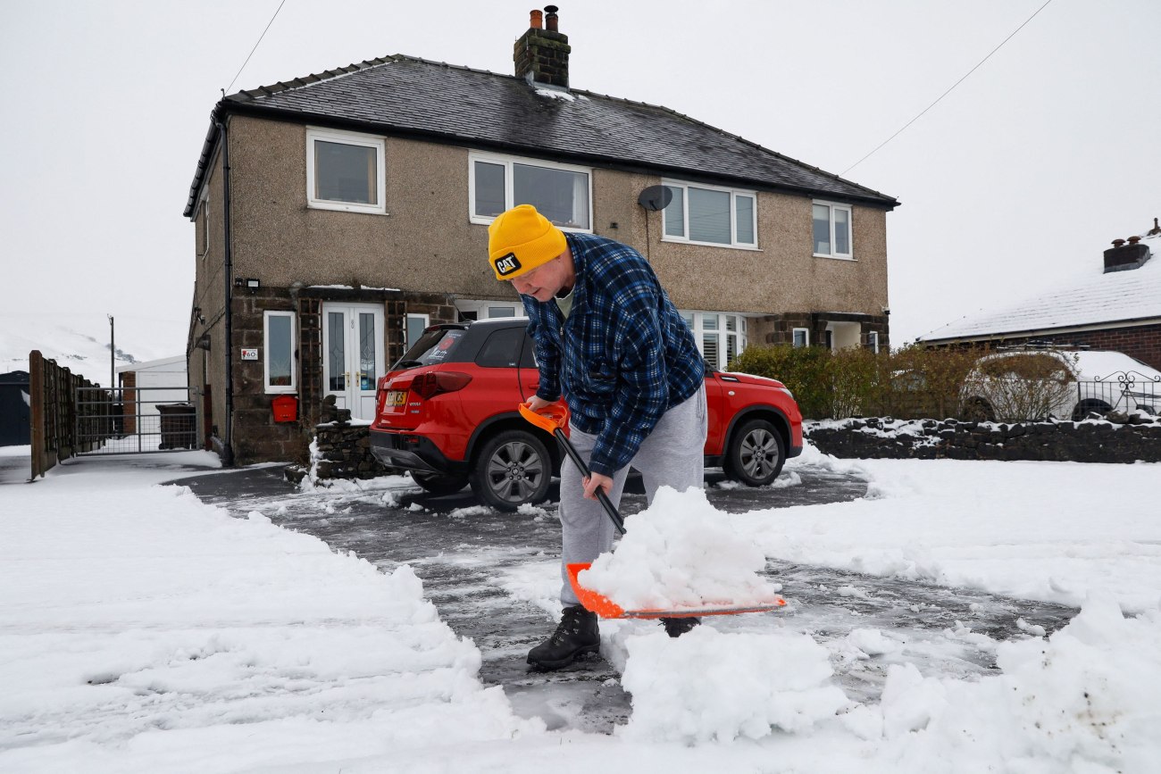 Κακοκαιρία Γκορέτι: Εκατοντάδες χιλιάδες χωρίς ρεύμα σε Βρετανία και Γαλλία