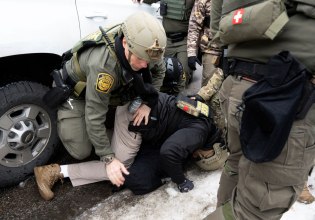 ΗΠΑ: 29 συλλήψεις σε διαδήλωση στη Μινεάπολη για την δολοφονία της Ρενέ Γκουντ