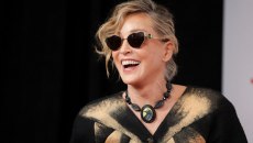 Και τώρα μπορείτε να… – Νεαροί δεν αναγνωρίζουν τη Σάρον Στόουν, της τη λένε κι εκείνη τους «σφάζει» παραλαμβάνοντας το βραβείο της