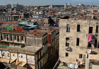 Οι ΗΠΑ στέλνουν ανθρωπιστική βοήθεια στην Κούβα με είδη πρώτης ανάγκης και απειλές