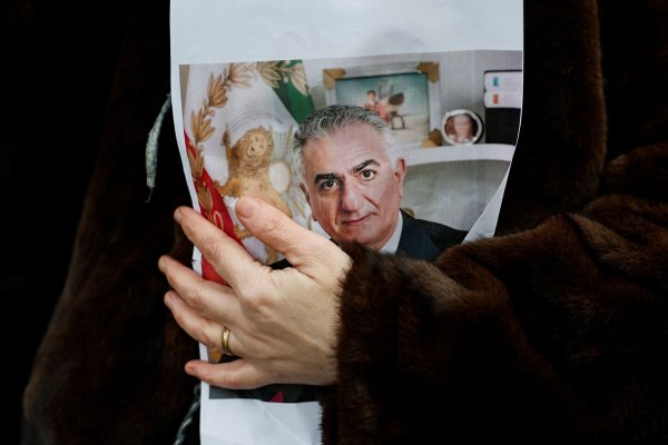 Ο απεσταλμένος του Τραμπ συναντήθηκε κρυφά με τον εξόριστο πρίγκιπα του Ιράν, Ρεζά Παχλάβι