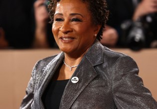 Χρυσές Σφαίρες: Οι αντι-ICE καρφίτσες στη μνήμη της Ρενέ Γκουντ «περπάτησαν» στο κόκκινο χαλί – Ποιοι τις φόρεσαν