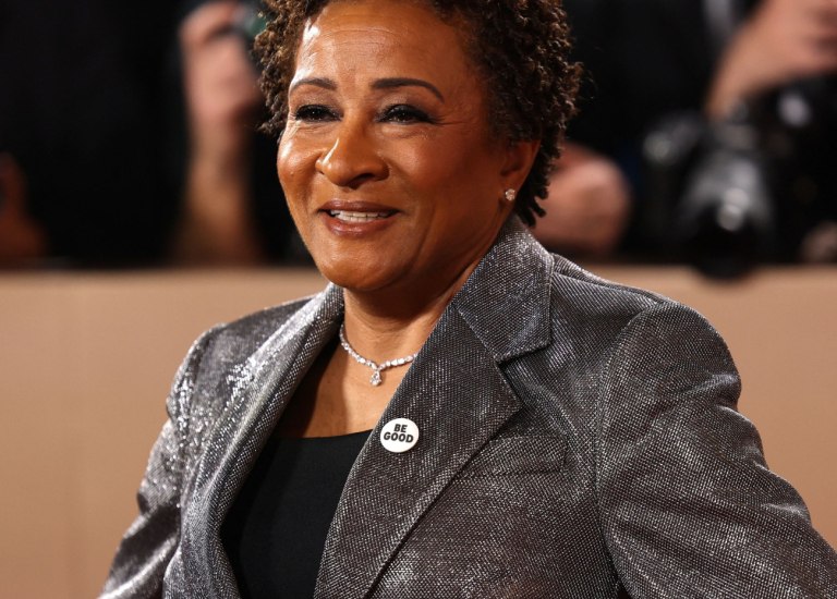 Χρυσές Σφαίρες: Οι αντι-ICE καρφίτσες στη μνήμη της Ρενέ Γκουντ «περπάτησαν» στο κόκκινο χαλί – Ποιοι τις φόρεσαν