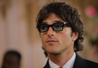 Η εκδίκηση του «σπασίκλα» – Γιατί οι άνδρες ερωτεύτηκαν ξανά τα γυαλιά οράσεως;