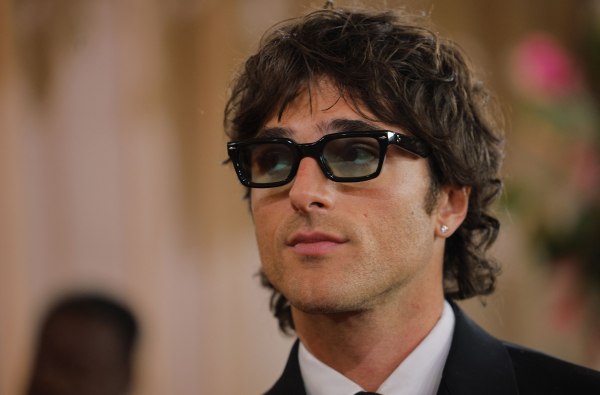 Η εκδίκηση του «σπασίκλα» – Γιατί οι άνδρες ερωτεύτηκαν ξανά τα γυαλιά οράσεως;