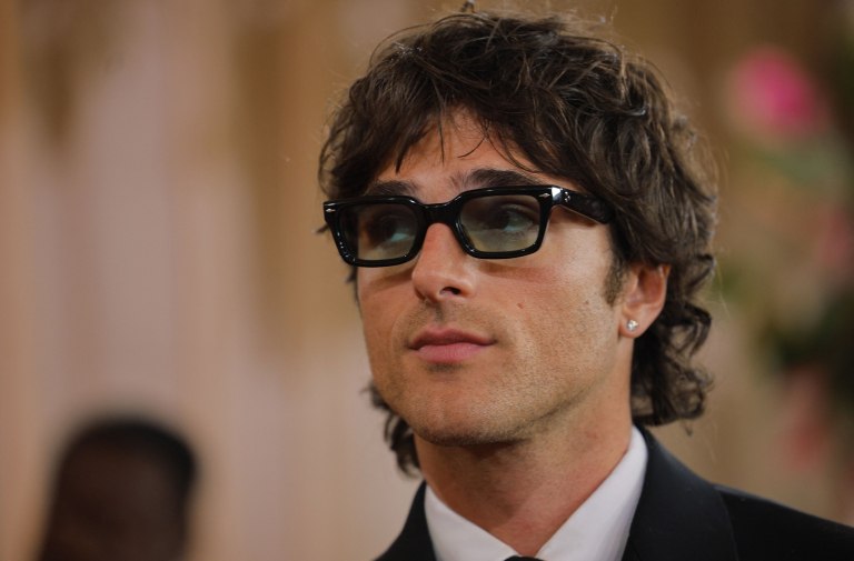 Η εκδίκηση του «σπασίκλα» – Γιατί οι άνδρες ερωτεύτηκαν ξανά τα γυαλιά οράσεως;