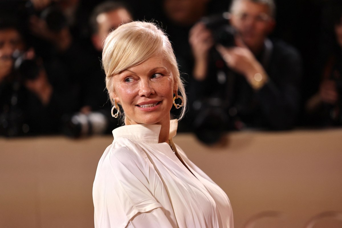 Η Πάμελα Άντερσον ένιωσε «αηδία» όταν βρέθηκε κοντά στον Σεθ Ρόγκεν στις Χρυσές Σφαίρες