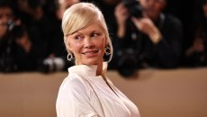 Η Πάμελα Άντερσον ένιωσε «αηδία» όταν βρέθηκε κοντά στον Σεθ Ρόγκεν στις Χρυσές Σφαίρες