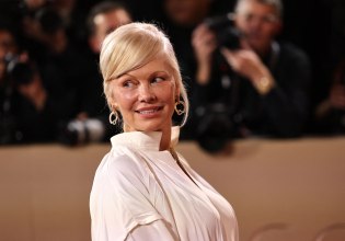 Η Πάμελα Άντερσον ένιωσε «αηδία» όταν βρέθηκε κοντά στον Σεθ Ρόγκεν στις Χρυσές Σφαίρες