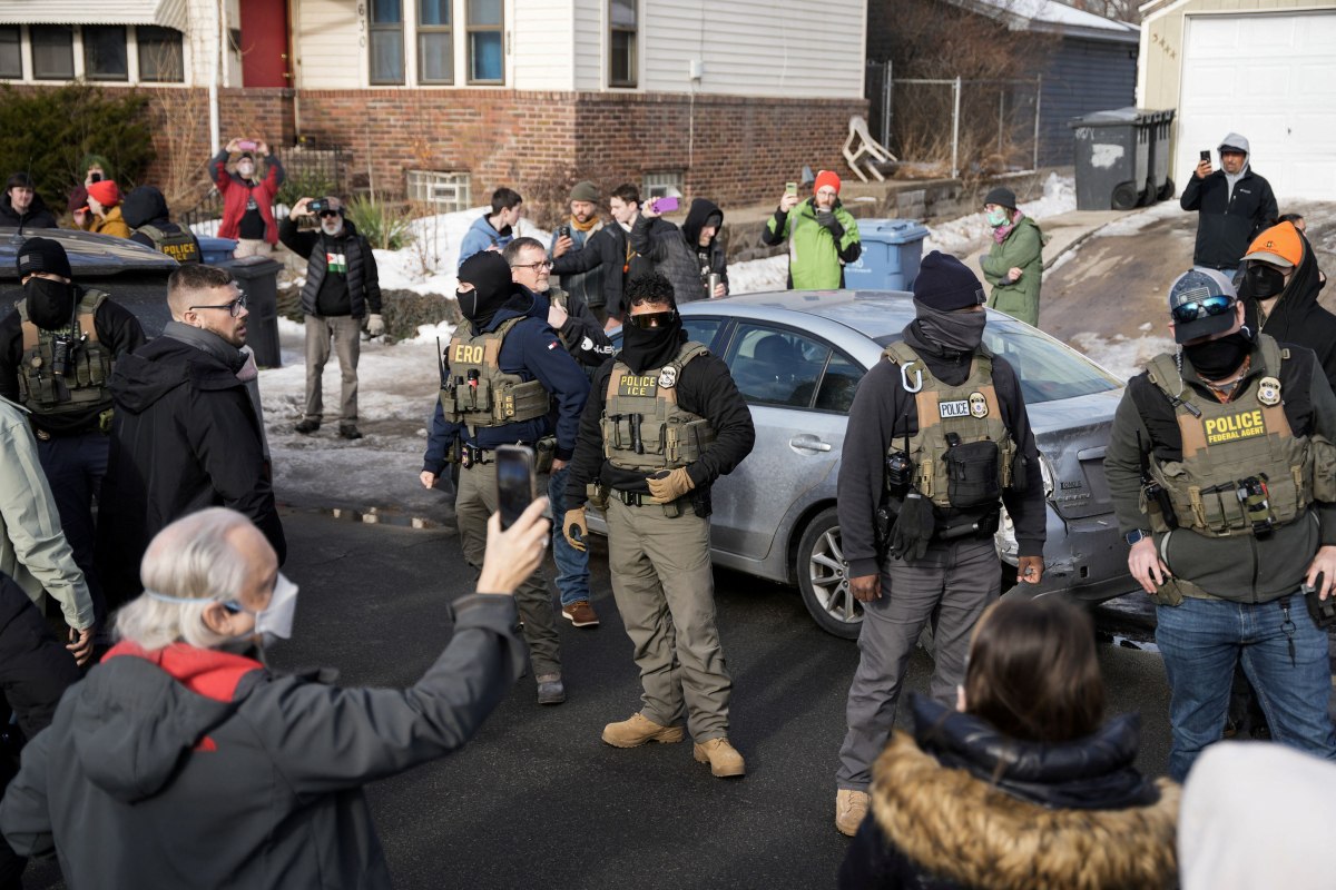 Η Μινεσότα μήνυσε την υπουργό Εσωτερικής Ασφάλειας –Μετά τον φόνο γυναίκας από πράκτορα της ICE