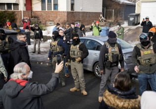 Η Μινεσότα μήνυσε την υπουργό Εσωτερικής Ασφάλειας –Μετά τον φόνο γυναίκας από πράκτορα της ICE