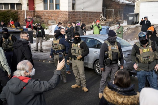 Η Μινεσότα μήνυσε την υπουργό Εσωτερικής Ασφάλειας –Μετά τον φόνο γυναίκας από πράκτορα της ICE
