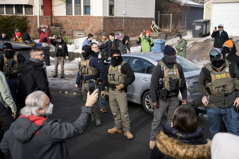 Η Μινεσότα μήνυσε την υπουργό Εσωτερικής Ασφάλειας –Μετά τον φόνο γυναίκας από πράκτορα της ICE