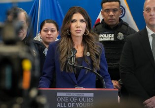 Φωτογραφία της Κρίστι Νοέμ γίνεται viral, ενώ η κυβέρνηση Τραμπ κατηγορείται άλλη μια φορά για ναζιστική ρητορική