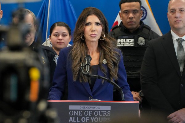 Φωτογραφία της Κρίστι Νοέμ γίνεται viral, ενώ η κυβέρνηση Τραμπ κατηγορείται άλλη μια φορά για ναζιστική ρητορική