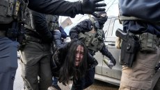 Μινεσότα: Πράκτορες της ICE σέρνουν με τη βία γυναίκα έξω από το αυτοκίνητό της – «Είμαι ανάπηρη» φώναζε