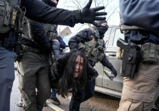 Μινεσότα: Πράκτορες της ICE σέρνουν με τη βία γυναίκα έξω από το αυτοκίνητό της – «Είμαι ανάπηρη» φώναζε