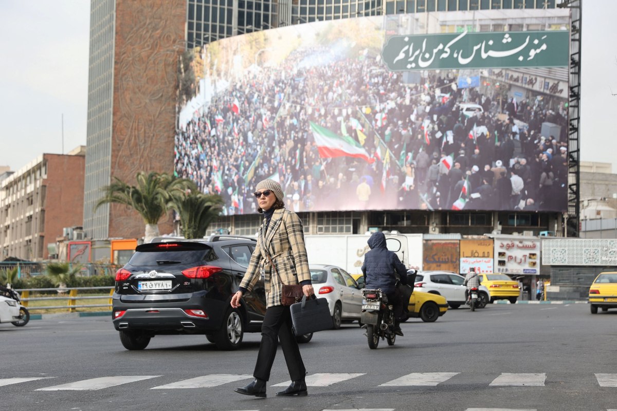 Καθώς ο αριθμός των νεκρών ξεπερνά τους 2.500, οι εντάσεις στο Ιράν φαίνεται να κοπάζουν