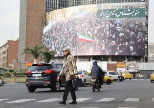 Καθώς ο αριθμός των νεκρών ξεπερνά τους 2.500, οι εντάσεις στο Ιράν φαίνεται να κοπάζουν