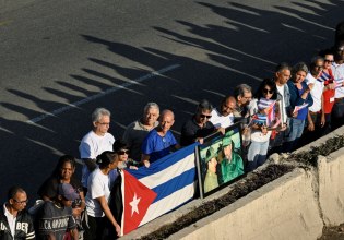 «Ιμπεριαλιστές, δεν σας φοβόμαστε» – Χιλιάδες Κουβανοί διαδηλώνουν μπροστά στην πρεσβεία των ΗΠΑ στην Αβάνα